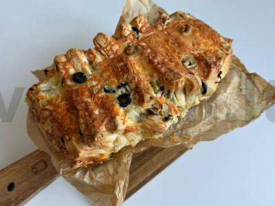 Sluoksniuotas pyragas su svogūnais, alyvuogėmis ir sūriu pagrindine nuotrauka