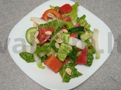 Daržovių salotas su žemės riešutais per 15 minučių pagrindine nuotrauka