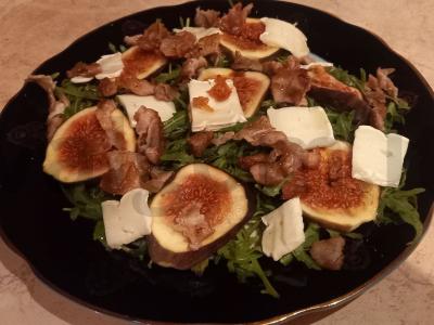 Salotos su figomis, brie sūriu ir bekonu pagrindine nuotrauka