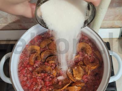 Kvapnus kompotas su džiovintais obuoliais, avietėmis ir cinamonu Žingsnis 2