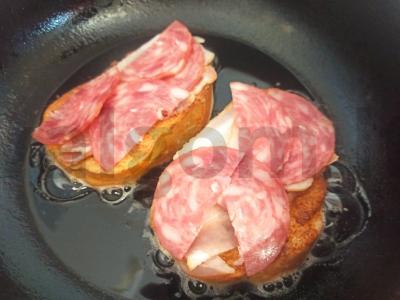 Minkšti skrudinti duonos gabaliukai su bekonu ir salčichonu Žingsnis 5