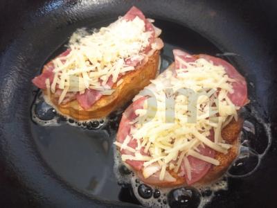 Minkšti skrudinti duonos gabaliukai su bekonu ir salčichonu Žingsnis 6