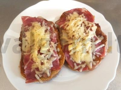 Minkšti skrudinti duonos gabaliukai su bekonu ir salčichonu pagrindine nuotrauka