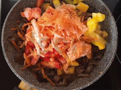 Vištiena su ananasais ir grybais saldžiarūgščiame padaže Žingsnis 3