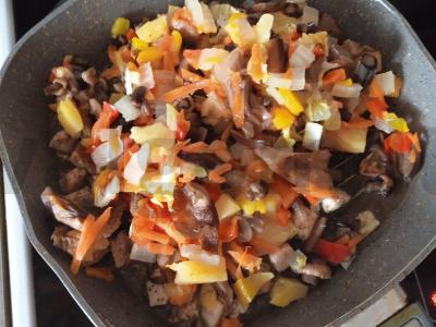 Vištiena su ananasais ir grybais saldžiarūgščiame padaže Žingsnis 7