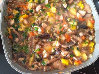 Vištiena su ananasais ir grybais saldžiarūgščiame padaže pagrindine nuotrauka