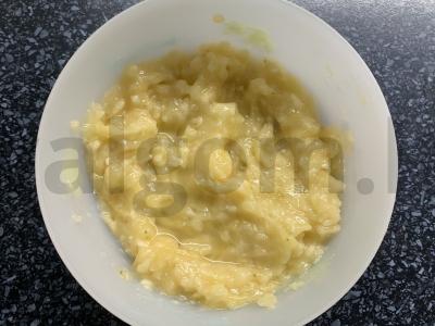 Bananų blynai iš blynų miltų Žingsnis 2