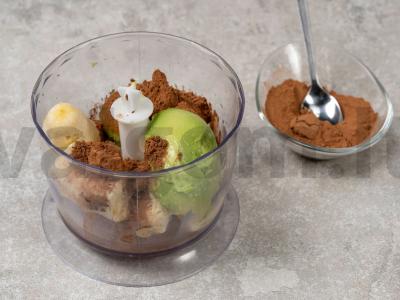 Šokoladinis kremas iš bananų ir avokado Žingsnis 1