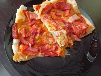 Pica ant paruošto be mielių tešlos pagrindine nuotrauka