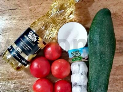 Cukinijos su česnaku ir pomidorais Žingsnis 1