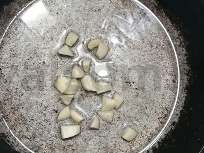 Cukinijos su česnaku ir pomidorais Žingsnis 2