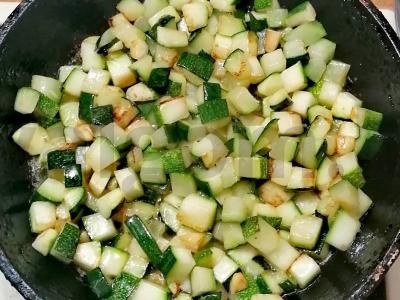 Cukinijos su česnaku ir pomidorais Žingsnis 4