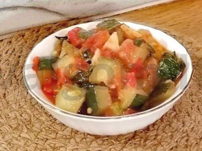 Cukinijos su česnaku ir pomidorais pagrindine nuotrauka