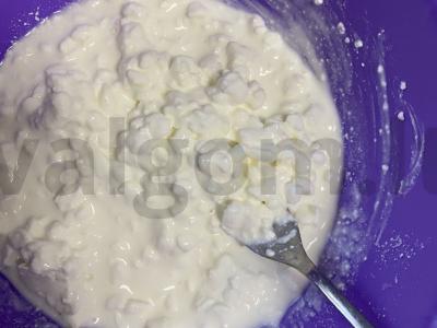 Sūrio sausainiai su tamsiais razinomis ir riešutais Žingsnis 1