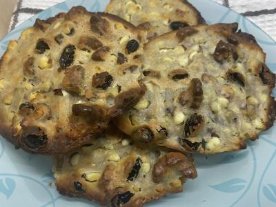 Sūrio sausainiai su tamsiais razinomis ir riešutais pagrindine nuotrauka