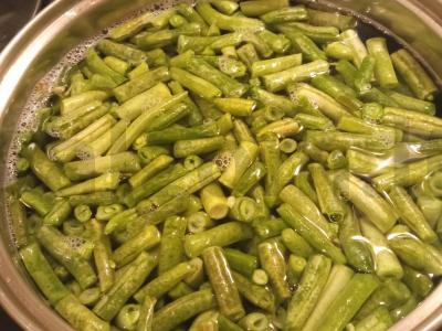 Salotos su krabų lazdelėmis ir žaliąja pupelių Žingsnis 1