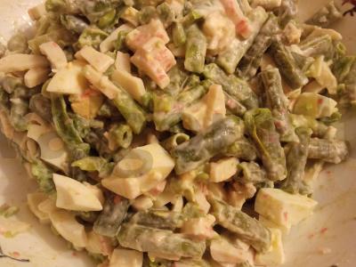 Salotos su krabų lazdelėmis ir žaliąja pupelių pagrindine nuotrauka