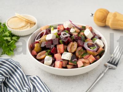 Salotas su burokėliais ir agurkais pagrindine nuotrauka