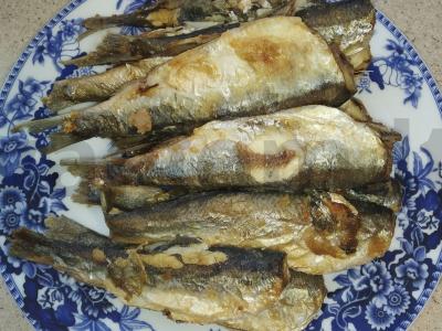 Kepta silkė miltuose keptuvėje pagrindine nuotrauka