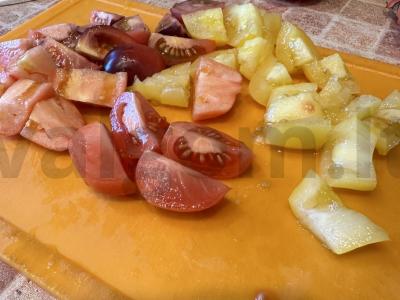 Trijų rūšių pomidorų salotos su krapais Žingsnis 1