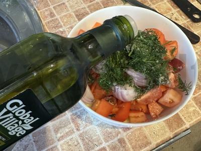 Trijų rūšių pomidorų salotos su krapais Žingsnis 7