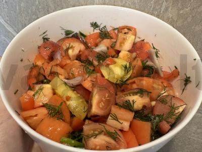 Trijų rūšių pomidorų salotos su krapais pagrindine nuotrauka