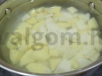 Kaimiškas daržovių ir perlinių kruopų sriuba Žingsnis 2