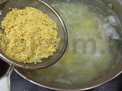 Kaimiškas daržovių ir perlinių kruopų sriuba Žingsnis 3