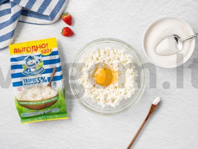 Varškės sūreliai orkaitėje su braškėmis Žingsnis 1