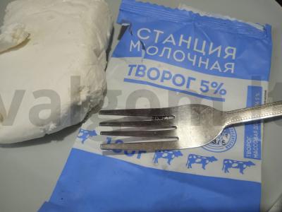 Varškėčiai su razinomis ant kvietinių miltų Žingsnis 1