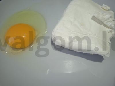 Varškėčiai su razinomis ant kvietinių miltų Žingsnis 2