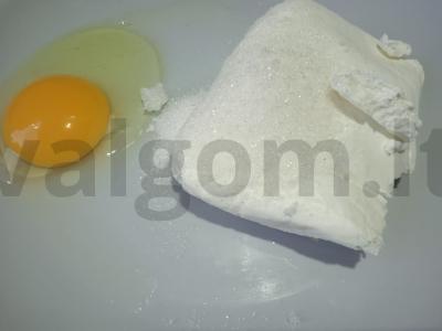 Varškėčiai su razinomis ant kvietinių miltų Žingsnis 3