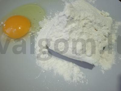 Varškėčiai su razinomis ant kvietinių miltų Žingsnis 4