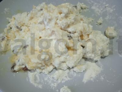 Varškėčiai su razinomis ant kvietinių miltų Žingsnis 6