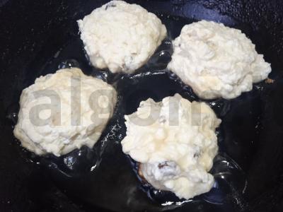 Varškėčiai su razinomis ant kvietinių miltų Žingsnis 7