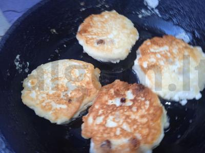 Varškėčiai su razinomis ant kvietinių miltų Žingsnis 8