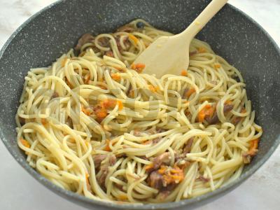 Spagečiai su troškiniu ir sūriu Žingsnis 5