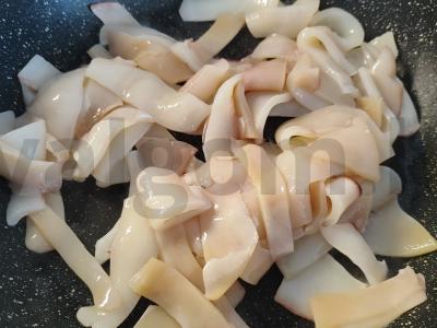 Troškinti kalmarai grietinėje Žingsnis 4