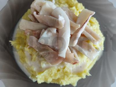 Troškinti kalmarai grietinėje pagrindine nuotrauka