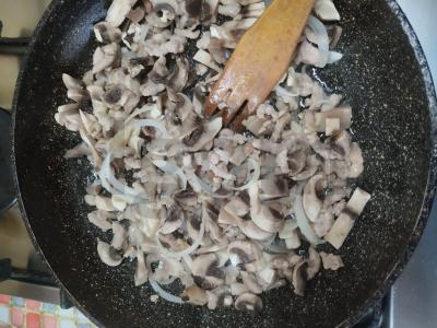 Sotūs pusryčiai iš lavašo su grybų ir faršo įdaru Žingsnis 4