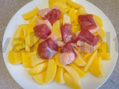 Bulvės, keptos su antis filė, paprika ir česnaku Žingsnis 2