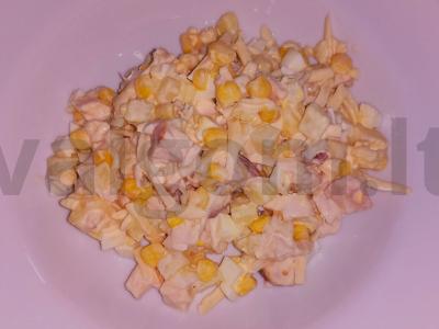 Rūkyta salota su ananasais ir maasdamo sūriu pagrindine nuotrauka