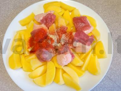 Bulvės, keptos su antis filė, paprika ir česnaku Žingsnis 4