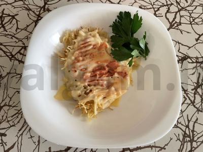 Makaronai su padažu ir švelniu sūriu pagrindine nuotrauka