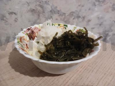 Daikon salotos su jūros kopūstais ir svogūnais Žingsnis 3