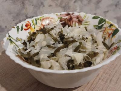 Daikon salotos su jūros kopūstais ir svogūnais pagrindine nuotrauka