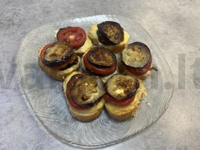 Brusketa su pomidorais ir baklažanais aštriame padaže pagrindine nuotrauka