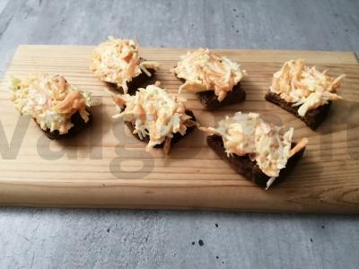 Sumuštiniai „Užkandžiai“ ant rugių duonos pagrindine nuotrauka