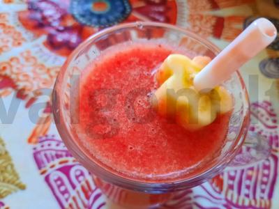 Vaisių ir braškių kokteilis pagrindine nuotrauka