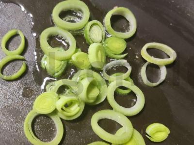 Blynai su porų svogūnais ir kiaušiniu Žingsnis 1